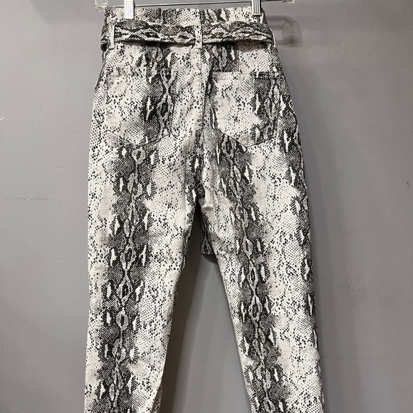 Akira White Snakeskin Skinny Jeans. Size 5 - Picture 2 of 5